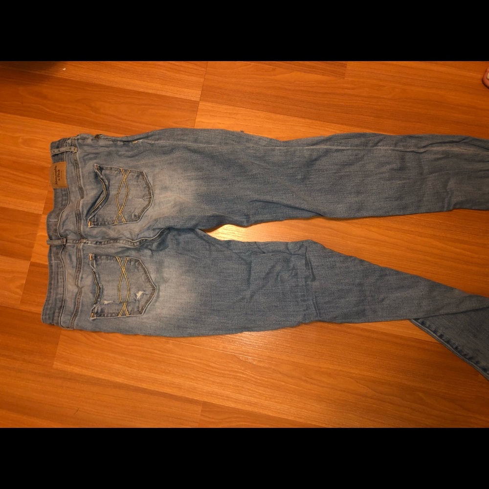 Light washed rip jeans